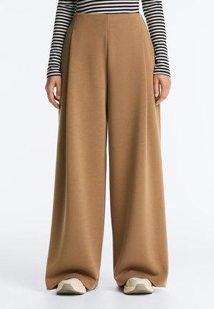 - Spodnie materiałowe