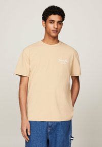 Tommy Jeans FLAG BACK LOGO  - Camiseta estampada - gentle gold