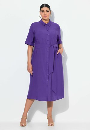 Lila, kurzärmliges, geknöpftes Kleid mit einem taillierten Gürtel und seitlichen Taschen, das eine glatte Textur und Midi-Länge aufweist.