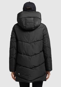 Černá vycpaná bunda s vzorem ve tvaru V, velkou kapucí a dlouhými rukávy. Obsahuje logo blízko lemu a hladkou, lesklou texturu.