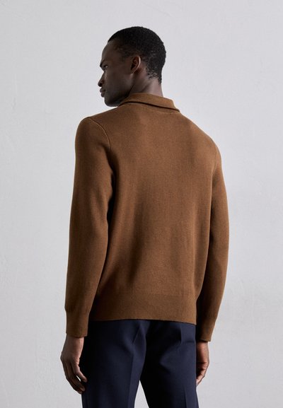 Pull en tricot marron avec un col, coupe slim et manches longues. Texture lisse avec une finition soignée et sans motifs ni accents visibles.