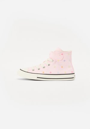 Sneaker alta in tela rosa con pois multicolori, suola in gomma bianca, dettagli neri e chiusura in Velcro.
