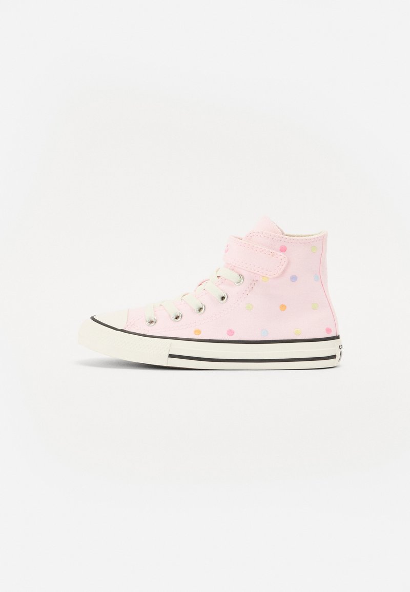 Sneaker alta in tela rosa con pois multicolori, suola in gomma bianca, dettagli neri e chiusura in Velcro.