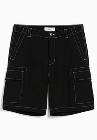 Mustat cargo-shortsit valkoisilla saumoilla, joissa on kaksi sivutaskua ja läpälliset taskut kummassakin lahkeessa, valmistettu kevyestä kankaasta.