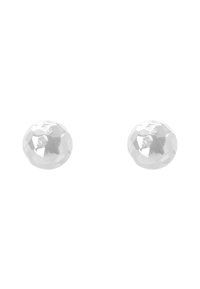 Orecchini a perno in argento sfaccettato, forma rotonda, superficie lucida che riflette la luce con texture variabili e aree lisce, design minimalista.