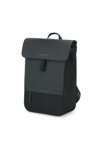 Svart ryggsäck gjord av hållbart tyg med en slät yta, klaffstängning, framficka och justerbara axelremmar för komfort.