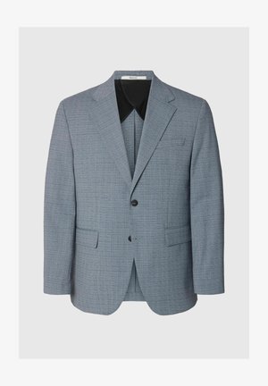Blazer gris claro de un solo pecho con solapas de muesca, dos bolsillos delanteros con solapa y forro interior negro en el cuello.