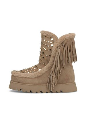 Beige suède enkellaarsje met nep bonten rand, metalen studs en franjes aan de zijkant op een dikke rubberen zool.
