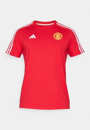 Camiseta de algodão vermelha com mangas curtas, apresenta riscas brancas da Adidas nos ombros e o logótipo do Manchester United no peito.