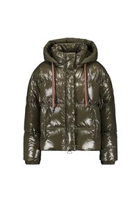 Veste matelassée vert olive avec une finition brillante, capuche à cordon de serrage, accents orange et noir, et une silhouette carrée avec de grandes poches.