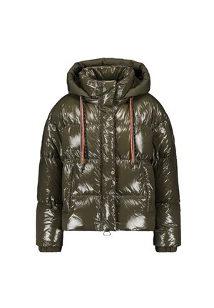 Veste matelassée vert olive avec une finition brillante, capuche à cordon de serrage, accents orange et noir, et une silhouette carrée avec de grandes poches.