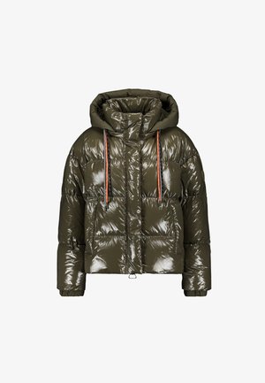 Veste matelassée vert olive avec une finition brillante, capuche à cordon de serrage, accents orange et noir, et une silhouette carrée avec de grandes poches.