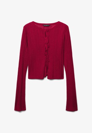 Cardigan en tricot côtelé rouge avec des manches longues, un col rond et des détails de nouage à l'avant. Texture douce, coupe courte. Étiquette indique "CALLIOPE."