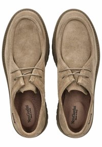 Scarpe in suede beige con una texture morbida, forma arrotondata e un design con lacci. Le solette marroni mostrano il nome del marchio "NeroGiardini."