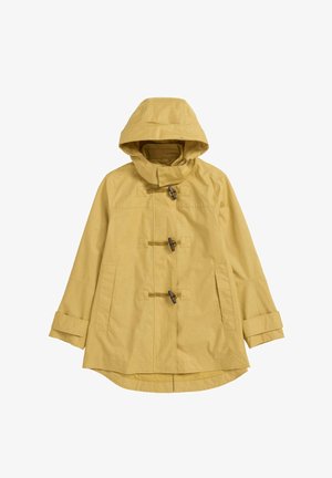 Impermeable amarillo con capucha, con cierres de palanca, bolsillos laterales y un dobladillo ligeramente acampanado. Textura de tela lisa y resistente al agua.