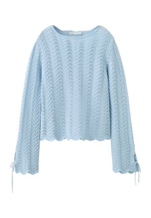 Jersey de punto azul claro con bordes ondulados, mangas acampanadas largas y detalles de lazos en los puños.