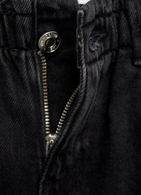 Črne jeans hlače z zaslonom iz srebrne zadrge in zapiralo na gumb, z teksturirano tkanino in vidnimi šivi na pasu.