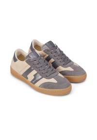 Baskets en daim gris et en peau retournée crème avec semelle en caoutchouc. Comprend des accents en cuir gris et un logo sur la languette. Design classique.
