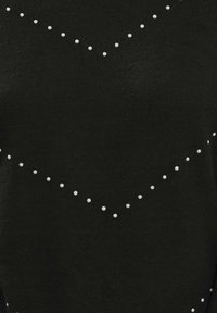 Top in tessuto nero con un motivo a forma di V creato da piccoli perline bianche. La texture appare liscia con un leggero lucido.