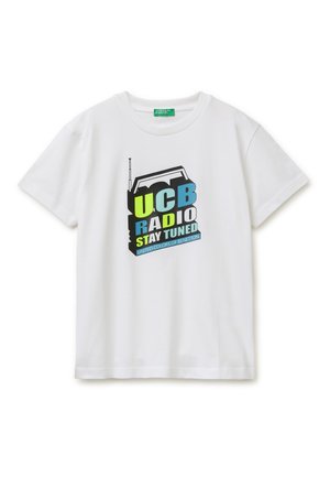 Biały T-shirt z krótkim rękawem z kolorową grafiką radia i tekstem „UCB Radio Stay Tuned United Colors of Benetton” z przodu.