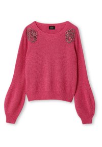 Růžový pletený svetr s dlouhými balónovými rukávy a korálkovými květinovými ozdobami blízko ramen, kulatý výstřih, žebrovaná textura.