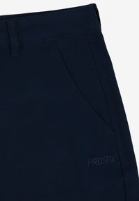 Granatowe szorty wykonane z tkaniny o gładkiej fakturze, z przednią kieszenią i subtelnym haftem logo z lewej strony.