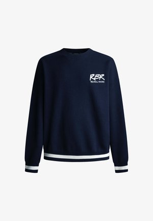 Sweater de pulôver azul-marinho feito de tecido de malha, com detalhes brancos nas mangas e na bainha, apresentando o logótipo "RBR Red Bull Racing" no peito.