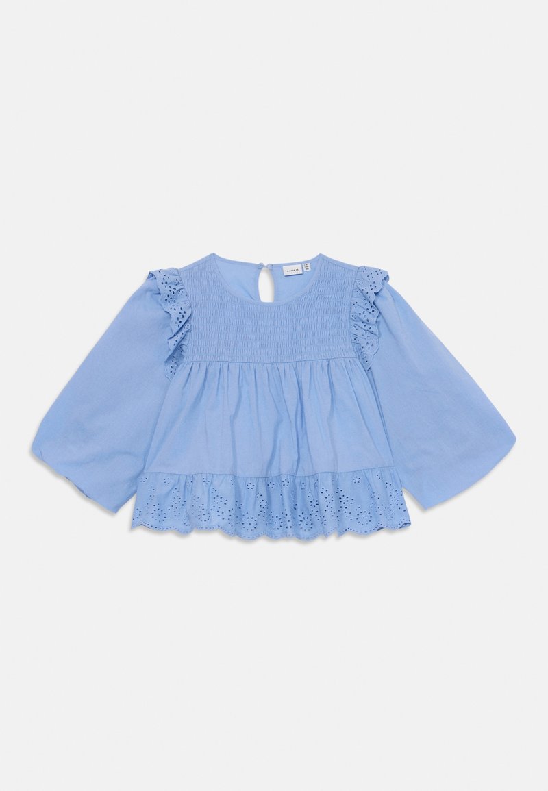 Blusa azzurro chiaro con maniche a campana, corpetto arricciato e orlo a strati con dettagli a occhiello. Chiusura a chiave sul retro.