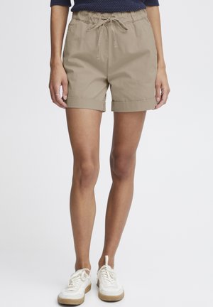 Shorts beiges fabriqués en tissu léger, avec une taille élastique dotée d'un cordon de serrage, des ourlets roulés et une coupe décontractée.