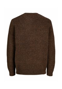 Maglione marrone lavorato a maglia con un aspetto testurizzato, colletto a girocollo e polsini e orlo a coste. Il tessuto mostra una sottile miscela di tonalità più scure e più chiare.