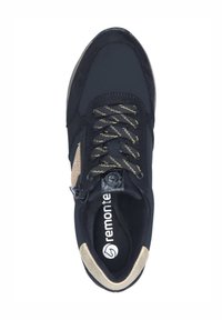 Schwarzer Sneaker mit goldenen Akzenten, ausgestattet mit einem strukturierten Obermaterial, runder Zehenform und kontrastierenden Schnürsenkeln. Branding ist im Inneren des Schuhs sichtbar.