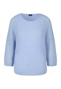 Jasnoniebieski sweter dzianinowy o luźnym kroju, szerokim dekolcie i rękawach 3/4. Miękka faktura z delikatnym wzorem w paski.