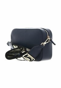 Borsa a tracolla in pelle blu navy con chiusura a zip, finitura testurizzata e tracolla in tessuto con motivo caratterizzato da un accento in metallo dorato.