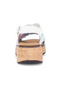 Witte leren sandalen met een kurken wedge hak en een verstelbare gesp. Open achterkant ontwerp, met meerkleurige banden en een gestructureerde voetbed.