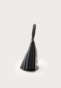 Svart plissért veske med en strukturert form, glatt lærmateriale, en buet topphåndtak og sølvfargede detaljer.