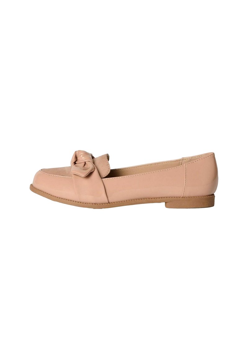 Pantofii din piele roz deschis, cu vârful rotund, accent din piele împletită în partea din față și talpă joasă din cauciuc. Textură netedă, design minimalist.