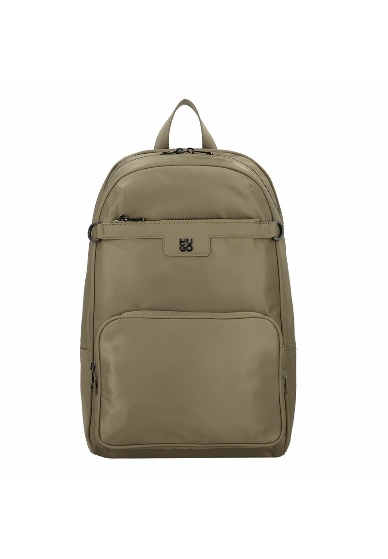 Mochila de nailon beige con una textura suave, que cuenta con un asa superior, compartimentos con cremallera y un logo en el panel frontal.