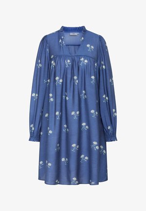 Niebieska sukienka w kwiaty z długimi rękawami, marszczonymi mankietami, plisowanym stanikiem oraz dekoltem w kształcie litery V. Posiada białe kwiaty z zielonymi łodygami na całej powierzchni.