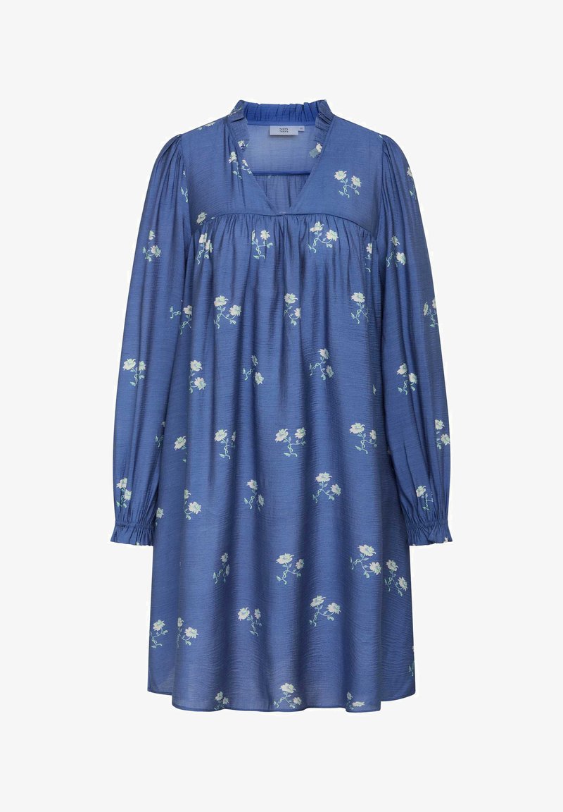 Modrá kvetinová šaty s dlhými rukávmi, zberanými manžetami, plisovanou prednou časťou a výstrihom do V. Má biele kvety so zelenými stonkami po celom povrchu.