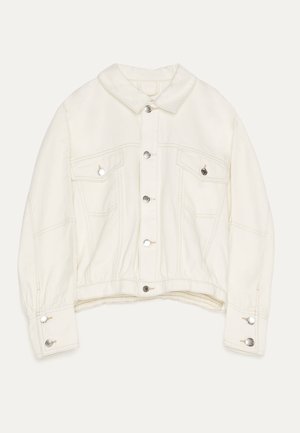 Off-white denimjack met zilveren drukknoopjes, borstzakken met flap, knoopmanchetten en een klassieke kraag, plat gelegd op een witte achtergrond.