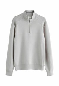 Suéter gris claro con un alto collar, que cuenta con una cremallera de cuarto, acentos con canalé en los hombros y una textura suave.