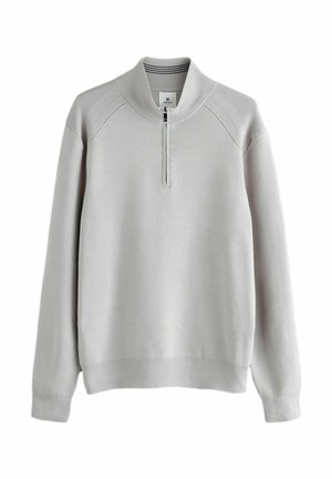Suéter gris claro con un alto collar, que cuenta con una cremallera de cuarto, acentos con canalé en los hombros y una textura suave.