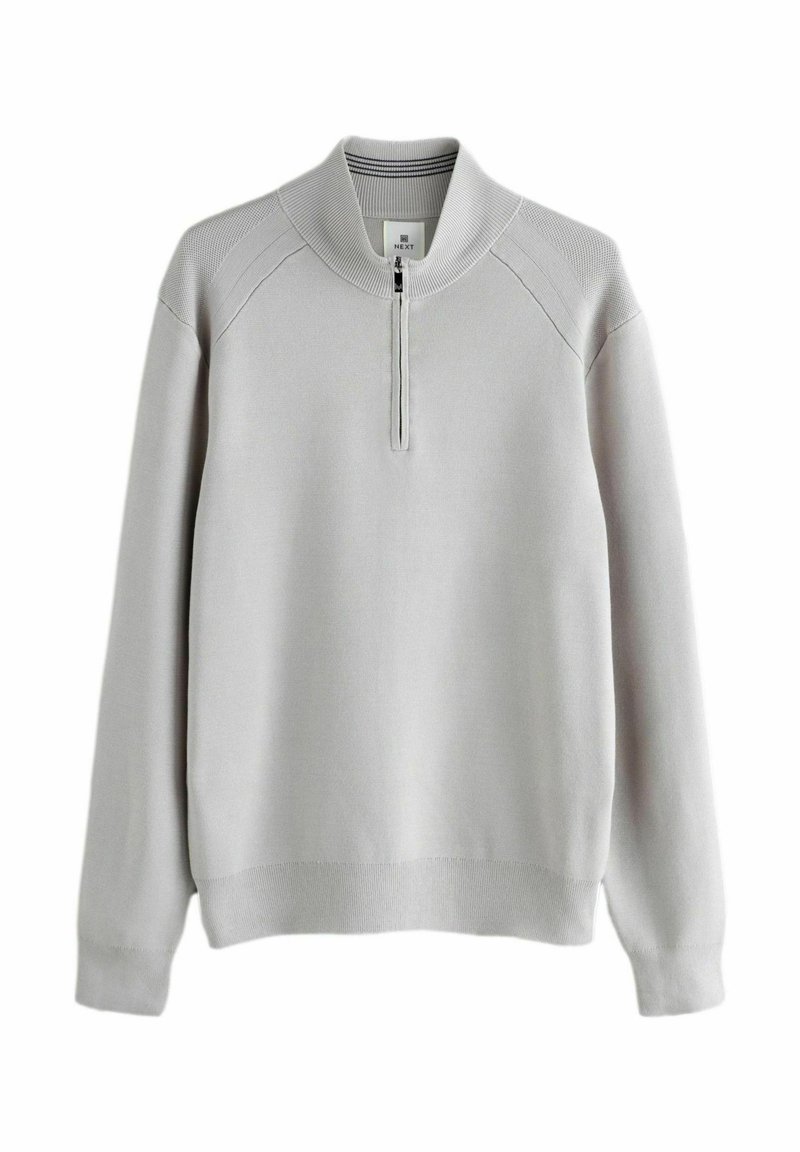 Suéter gris claro con un alto collar, que cuenta con una cremallera de cuarto, acentos con canalé en los hombros y una textura suave.