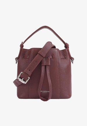 Bordeaux lederen emmerzak met een gestructureerde vorm, verstelbare schouderband en zilverkleurige hardware. Inclusief een trekkoordsluiting en een reliëf logo.