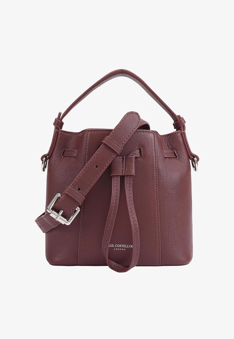 Bordeaux lederen emmerzak met een gestructureerde vorm, verstelbare schouderband en zilverkleurige hardware. Inclusief een trekkoordsluiting en een reliëf logo.