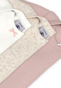 Trys trumpomis rankovėmis marškinėliai: vienas baltas su rožine kaspinu, vienas baltas su taškeliais ir vienas vientisos rožinės spalvos, pasižymintys minkšta tekstūra ir apvaliais kaklais.