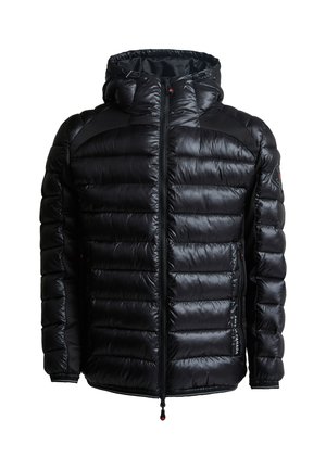 Schwarze, puffy Jacke mit Kapuze, die horizontal gesteppt ist, einen Reißverschluss auf der Vorderseite hat und schwarze Akzente an Schultern und Bündchen bietet.