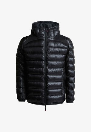 Veste noire rembourrée avec une capuche, dotée de sections matelassées horizontales, d'une fermeture éclair à l'avant et d'accents noirs sur les épaules et les poignets.