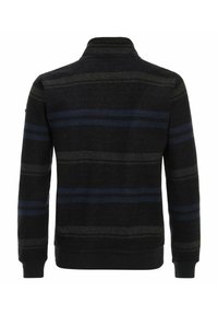 Czarny sweter z wysokim kołnierzem, ozdobiony poziomymi pasami w ciemnej zieleni i niebieskim. Wykonany z teksturowanego materiału dzianinowego. Żebrowane mankiety i dół.