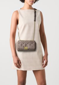 KARL LAGERFELD KUILT CROSSBODY  - Skulderveske - ash grey